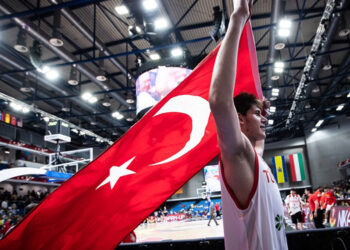 Bakan Bak, 19 Yaş Altı Erkek Basketbol Milli Takımı'nı kutladı