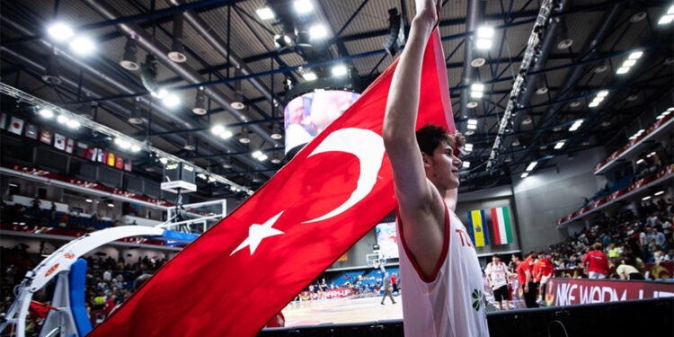 Bakan Bak, 19 Yaş Altı Erkek Basketbol Milli Takımı'nı kutladı