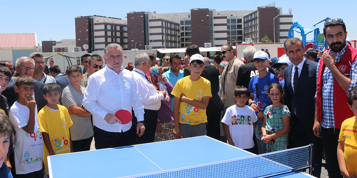 Gençlik ve Spor Bakanı Osman Aşkın Bak, "Milletimizin ayağı kalktığı, dayanışma gösterdiği bu süreçte yaraları sarmak için çaba harcayacağız" dedi.