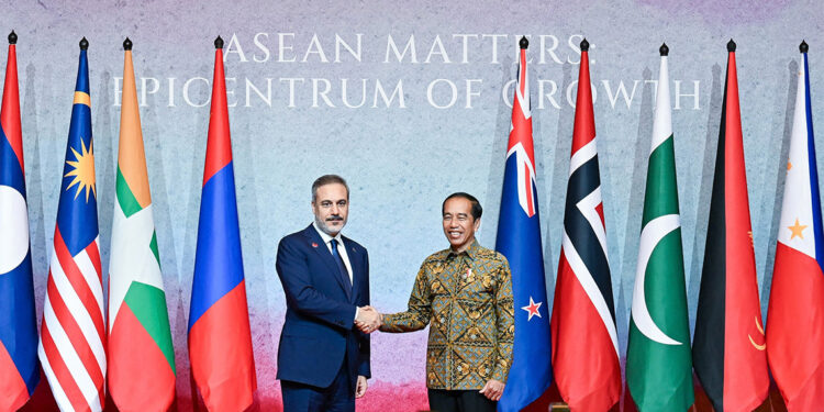 Hakan Fidan Endonezya Cumhurbaşkanı ile görüştü