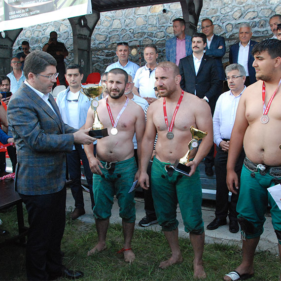 Adalet Bakanı Yılmaz Tunç, Bartın’ın Yanaz köyünde bu yıl 203’üncüsü düzenlenen Karakucak güreş müsabakalarına katıldı. Bakan Tunç, Başpehlivan İshak Çapaş’a kupasını verdi.