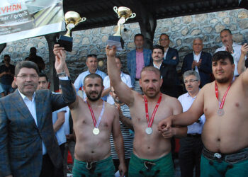 Adalet Bakanı Yılmaz Tunç, Bartın’ın Yanaz köyünde bu yıl 203’üncüsü düzenlenen Karakucak güreş müsabakalarına katıldı. Bakan Tunç, Başpehlivan İshak Çapaş’a kupasını verdi.