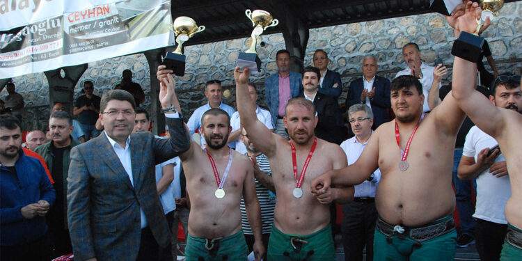 Adalet Bakanı Yılmaz Tunç, Bartın’ın Yanaz köyünde bu yıl 203’üncüsü düzenlenen Karakucak güreş müsabakalarına katıldı. Bakan Tunç, Başpehlivan İshak Çapaş’a kupasını verdi.