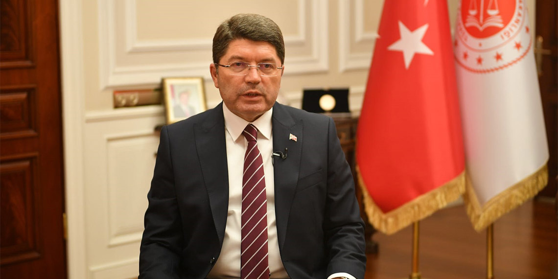 Adalet Bakanı Yılmaz Tunç, Ekonomik Kalkınma ve İşbirliği Örgütü'ne bağlı Mali Eylem Gücü (FATF) tarafından kara para aklama ve terörizmin finansmanının engellenmesinde yetersiz kaldığı gerekçesiyle gri listeye alınan Türkiye'nin, önemli düzenlemeler yaptığını söyledi. Tunç, "Ben kısa süre içerisinde Türkiye'nin gri listeden çıkacağına inanıyorum" dedi.