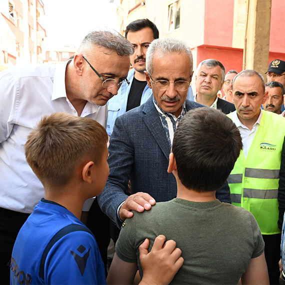 Bakan Uraloğlu, bisikletleri suya kapılan çocuklara bisiklet hediye etti