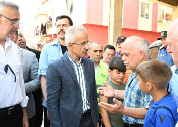 Bakan Uraloğlu, bisikletleri suya kapılan çocuklara bisiklet hediye etti