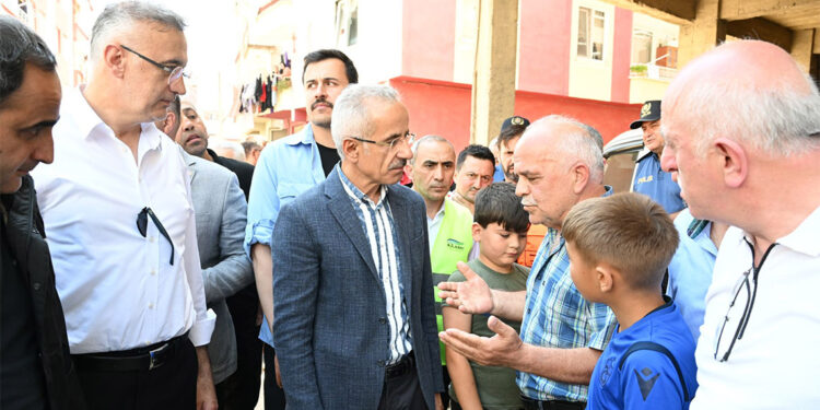 Bakan Uraloğlu, bisikletleri suya kapılan çocuklara bisiklet hediye etti