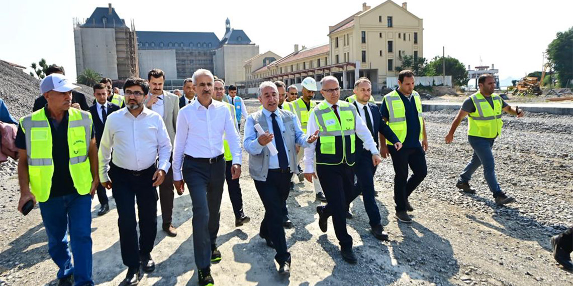 Ulaştırma ve Altyapı Bakanı Abdulkadir Uraloğlu, tarihi Haydarpaşa Garı'nda yürütülen restorasyon çalışmalarını inceledi.