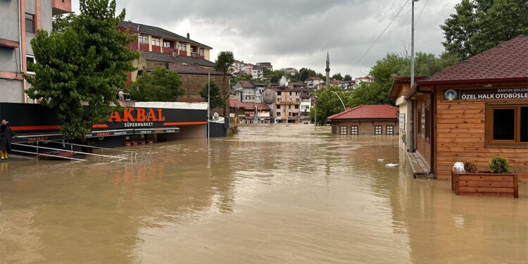Bartın'da sağanak; dereler taştı