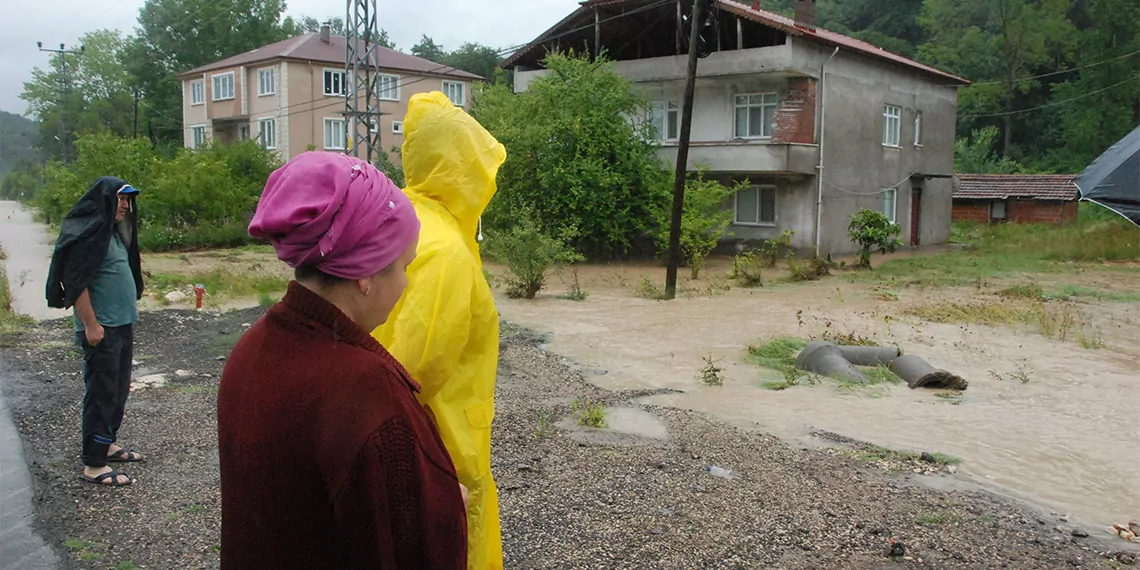 Bartın'da sağanak dereler taştı, mahsur kalanlar kurtarıldı. Bartın irmağı 5 metre yükseldi. Irmak taşmaya başladı. Irmağın kenarında bulunan vatandaşların tahliyesi için çalışma başlatıldı.