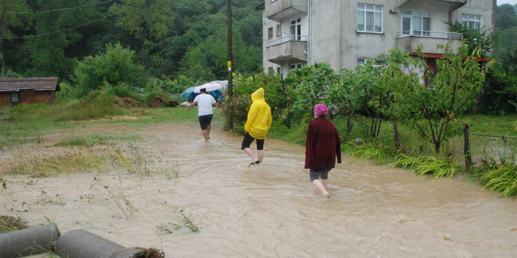 Bartın'da sağanak dereler taştı, vatandaşlar tahliye ediliyor