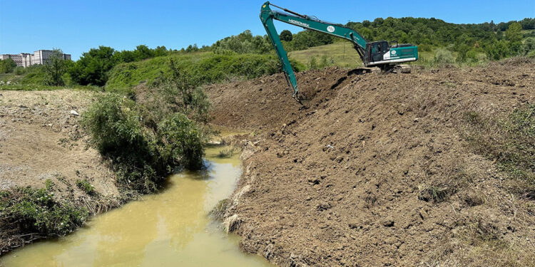 Atılım Sanayi Sitesi'nin yanındaki derede ıslah çalışması
