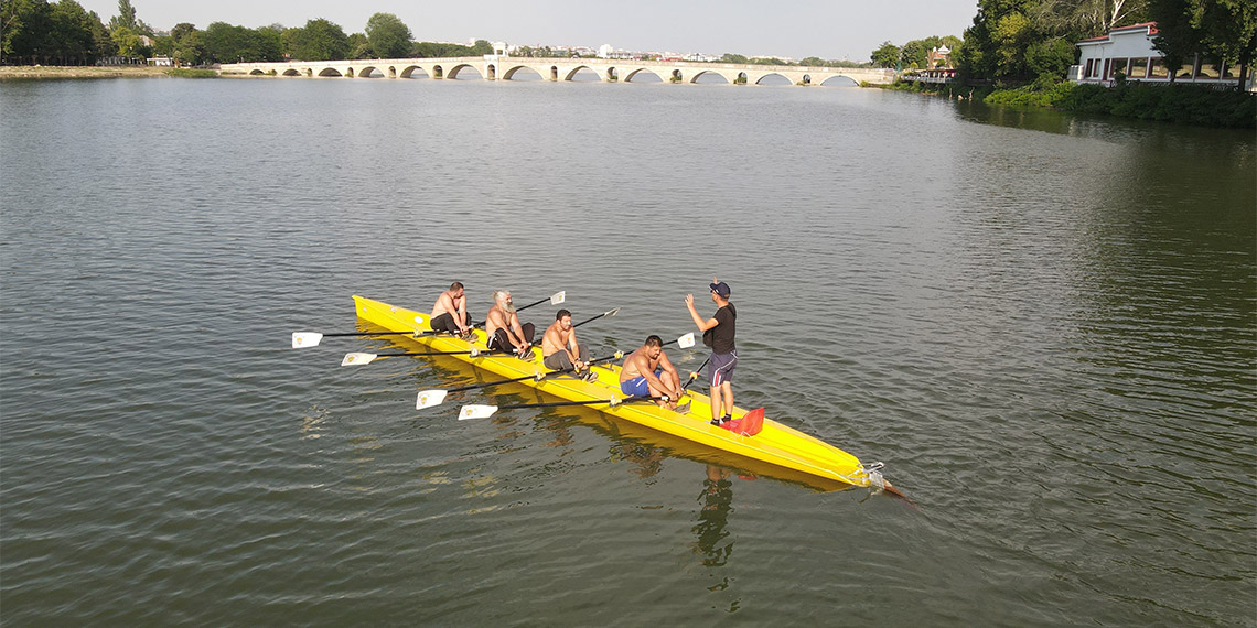 Başpehlivanlar Recep Kara, Abdullah Güngör, Salih Erinç ve Atilla Güzel, Kırkpınar'dan önce Meriç Nehri'nde kürek çekip, ter attı.