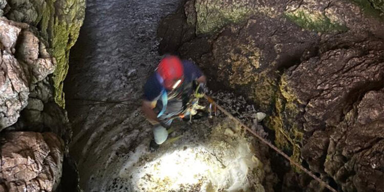 Buz mağarasında 80 metreden düşüp öldü