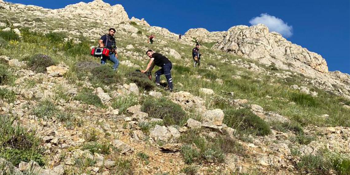 Buz mağarasında 80 metreden düşüp öldü