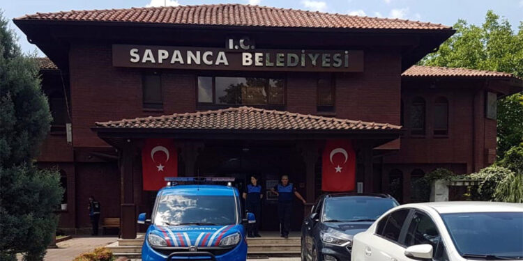 Belediye başkanının makam odasında silahlı saldırıya uğradı
