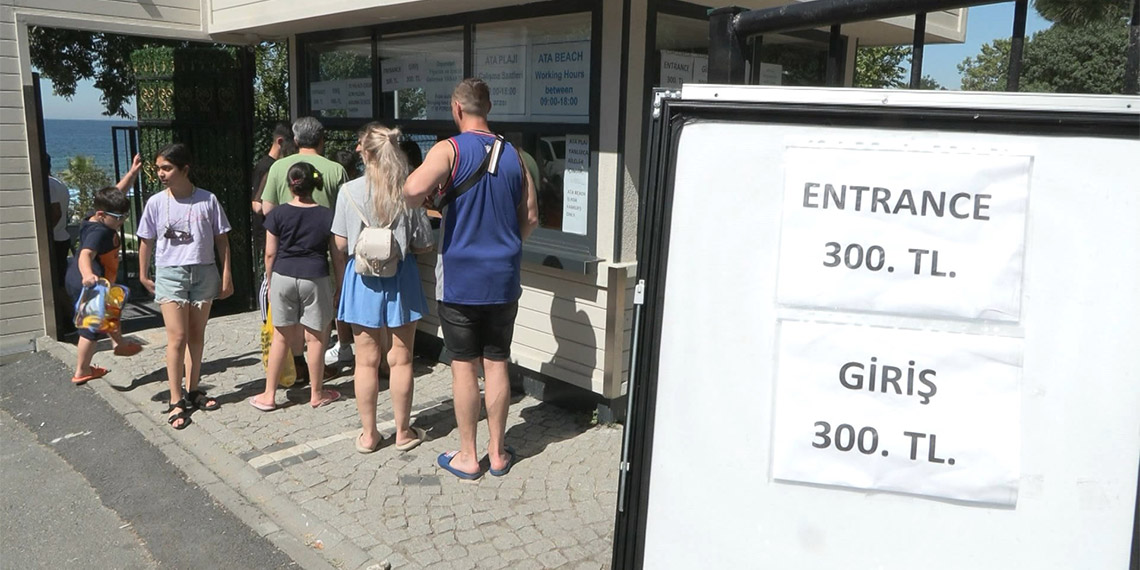 Bakırköy Florya'daki İBB'nin işlettiği Güneş Plajı kanalizasyon hattından gelen pis su nedeniyle geçen yıl kapatıldı.