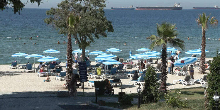 Güneş Plajı'na gelenler kapıda kaldı