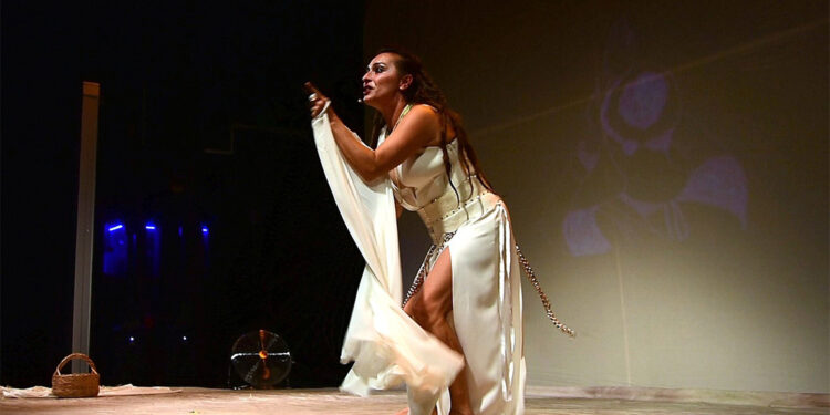 Ben Anadolu oyunu Stratonikeia Antik Kenti’nde izleyiciyle buluştu