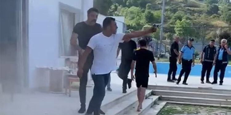 Beylikdüzü'nde olaylı yıkım; silah çektiler