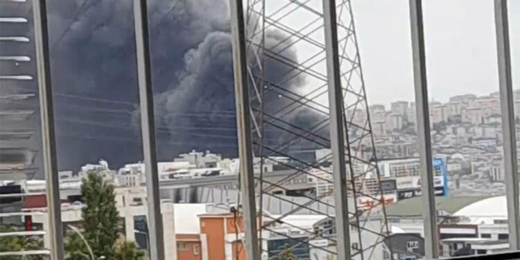 Beylikdüzü'nde sanayi sitesinde yangın