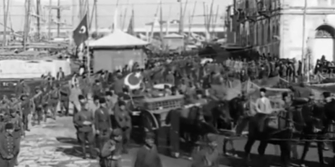 İzmirli araştırmacı Bedri Cumhur Doğu, 27 Ocak 1923 tarihinde öğrencisi Emin Bey ile çıktığı eğitim uçuşunda geçirdiği kazada şehit olan Milli Mücadele kahramanı Şehit Tayyare Binbaşı Fazıl Bey'in cenaze töreni görüntülerini ortaya çıkardı.