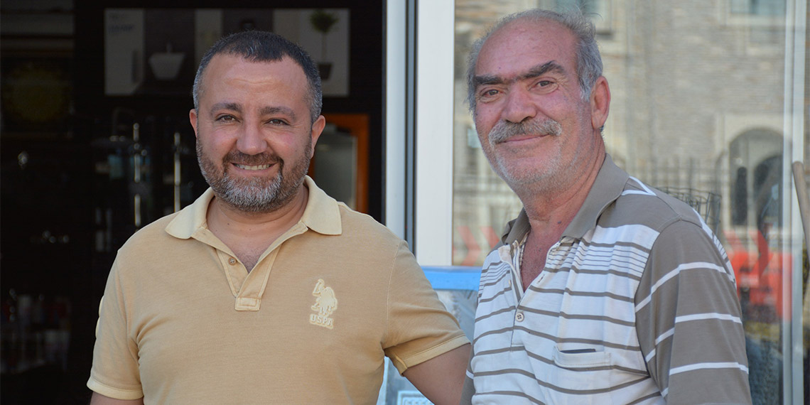 Boğazına ekmek takılan müşteriyi 'Heimlich' manevrasıyla kurtardı