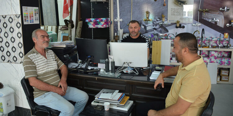 Boğazına ekmek takılan müşteriyi 'Heimlich' manevrasıyla kurtardı