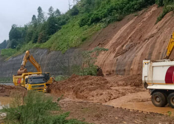 Bolu Dağı Tüneli çıkışına kayan toprak kaldırılıyor
