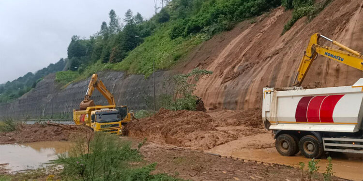 Bolu Dağı Tüneli çıkışına kayan toprak kaldırılıyor