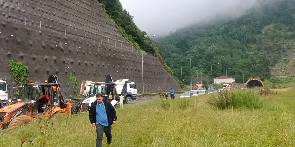 Bolu dağı tüneli çıkışına kayan toprak kaldırılıyor