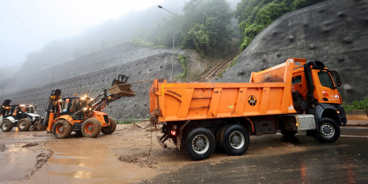 Bolu Dağı'nda heyelan; Tünel ulaşıma kapandı