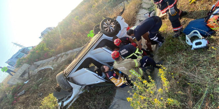 Bursa'da gurbetçi aile otomobille şarampole düştü