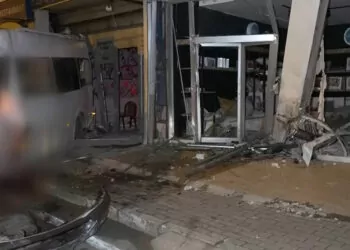 Bursa'da minibüs 3 iş yerinin vitrinine çarptı: 1 ölü