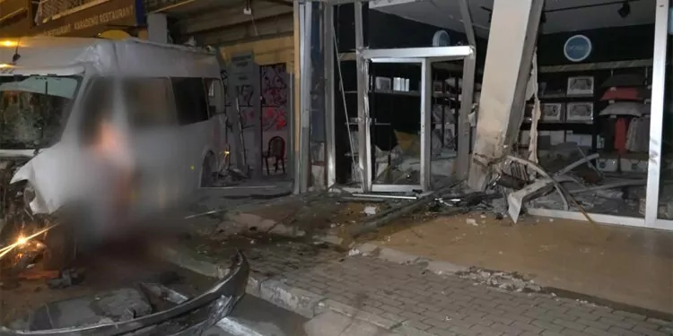 Bursa'da minibüs 3 iş yerinin vitrinine çarptı: 1 ölü