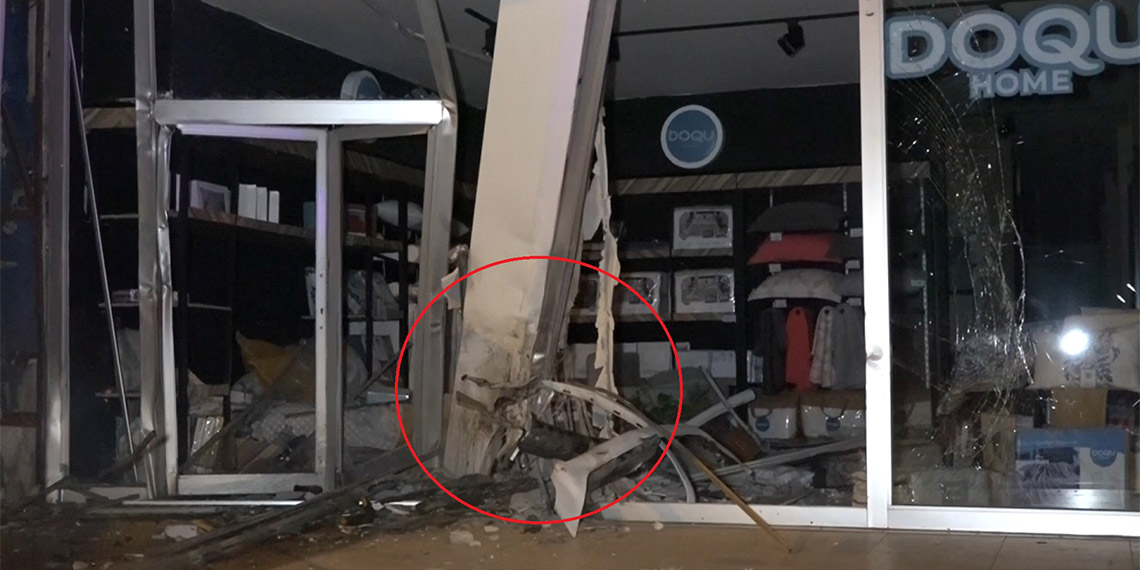 Bursa'da minibüs 3 iş yerinin vitrinine çarptı: 1 ölü