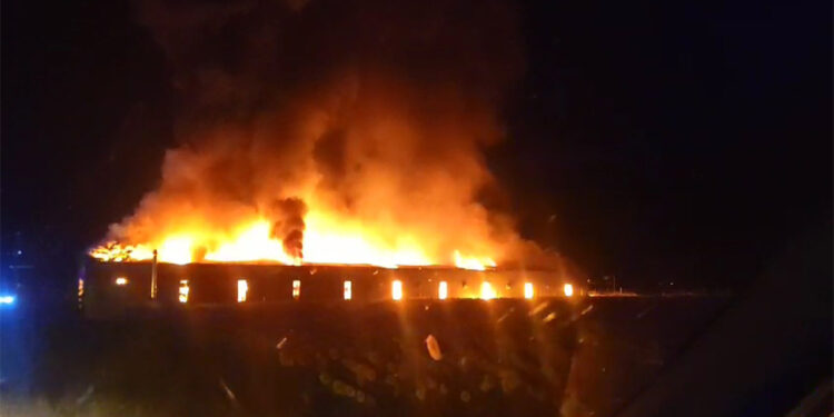 Bursa'da plastik fabrikasında yangın