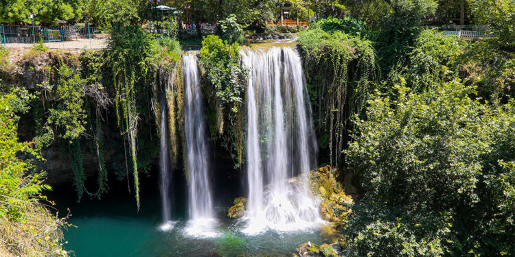 Düden Şelalesi'nde su seviyesi azaldı