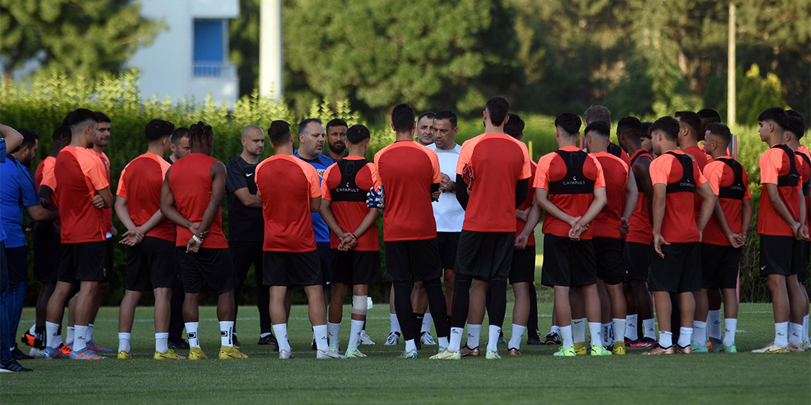 Kayserispor Teknik Direktörü Çağdaş Atan sezonun ilk idmanında yaptığı konuşmada, “'Kampa yeni oyuncuların çoğunun yetiştirip girebilirsek eğer, geçen seneki başarıyı tekrarlayabiliriz’ demiştim. Ama maalesef bu gerçekleşmedi. Ben hiçbir zaman Kayserispor taraftarına hayal ve umut satmadım” dedi.