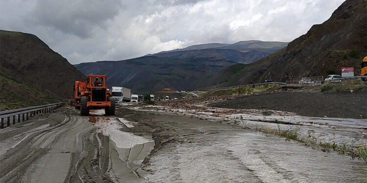 Erzincan-Sivas kara yolu ulaşıma kapandı