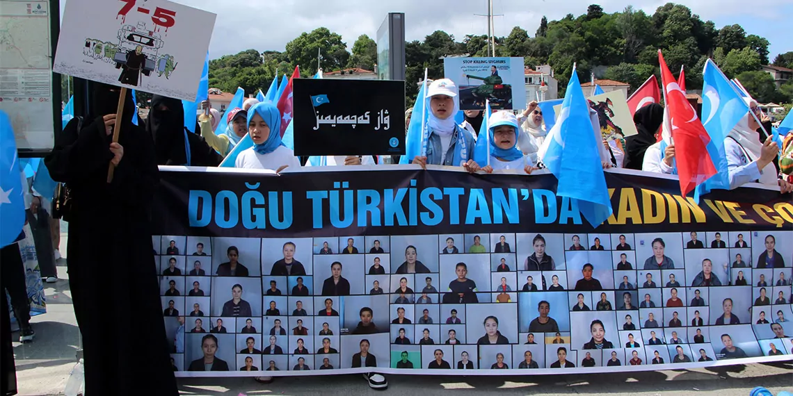 Uluslararası doğu türkistan sivil toplum kuruluşları birliği üyelerinden oluşan grup, urumçi katliamını sarıyer'de bulunan çin halk cumhuriyeti'nin başkonsolosluğu karşısında protesto etti.