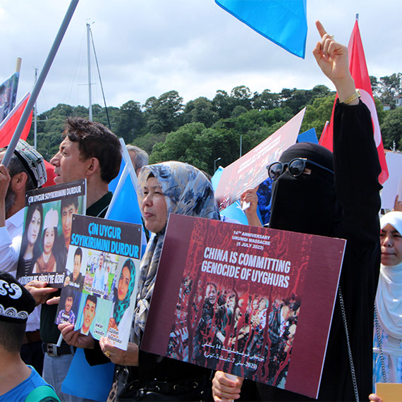 Çin konsolosluğu önünde Urumçi katliamı protestosu