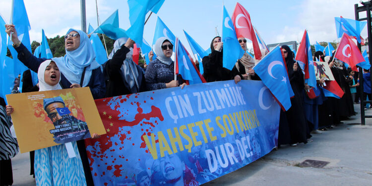 Çin konsolosluğu önünde Urumçi katliamı protestosu