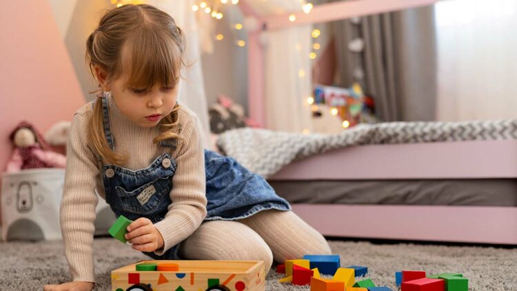 Çocukların yaşına uygun oyuncaklarla oynamasına imkan tanınmalı
