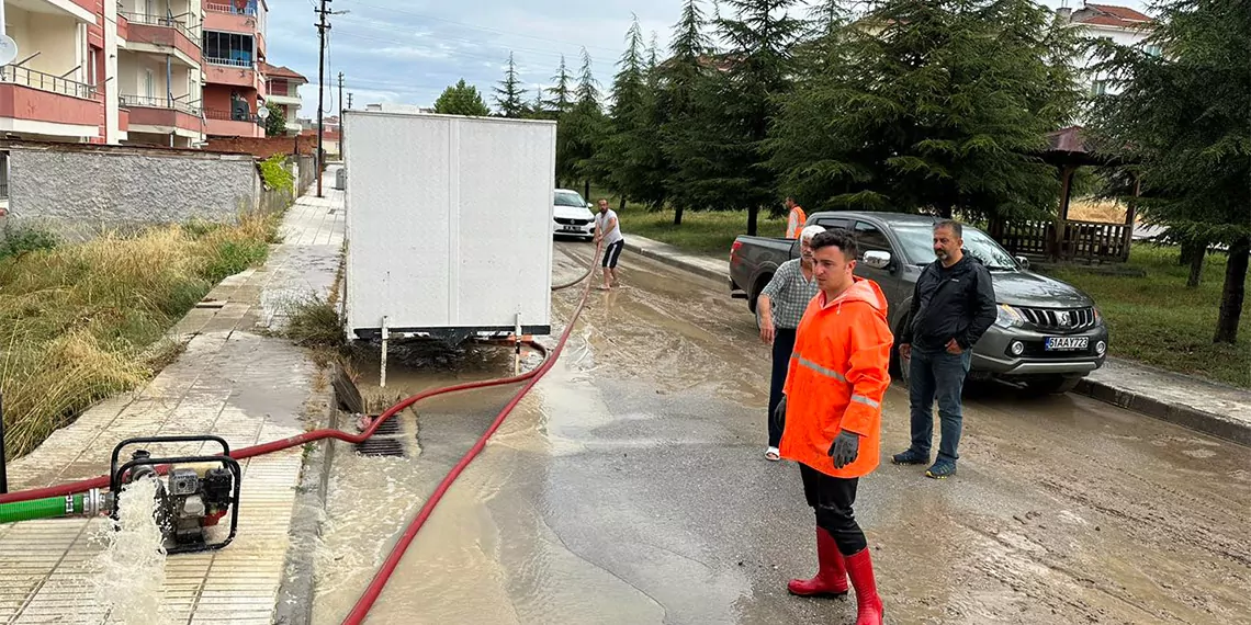 Çorum'da sağanak; cadde ve sokaklar göle döndü