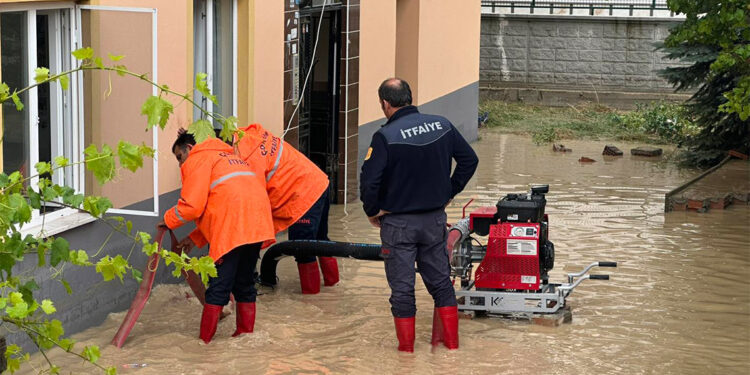 Çorum'da sağanak; cadde ve sokaklar göle döndü