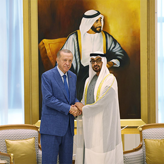 Körfez Turu’nda olan Cumhurbaşkanı Recep Tayyip Erdoğan BAE'ye gitti. Erdoğan burada resmi törenle karşılandı.