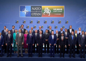 NATO Zirvesi'nde aile fotoğrafı çekildi