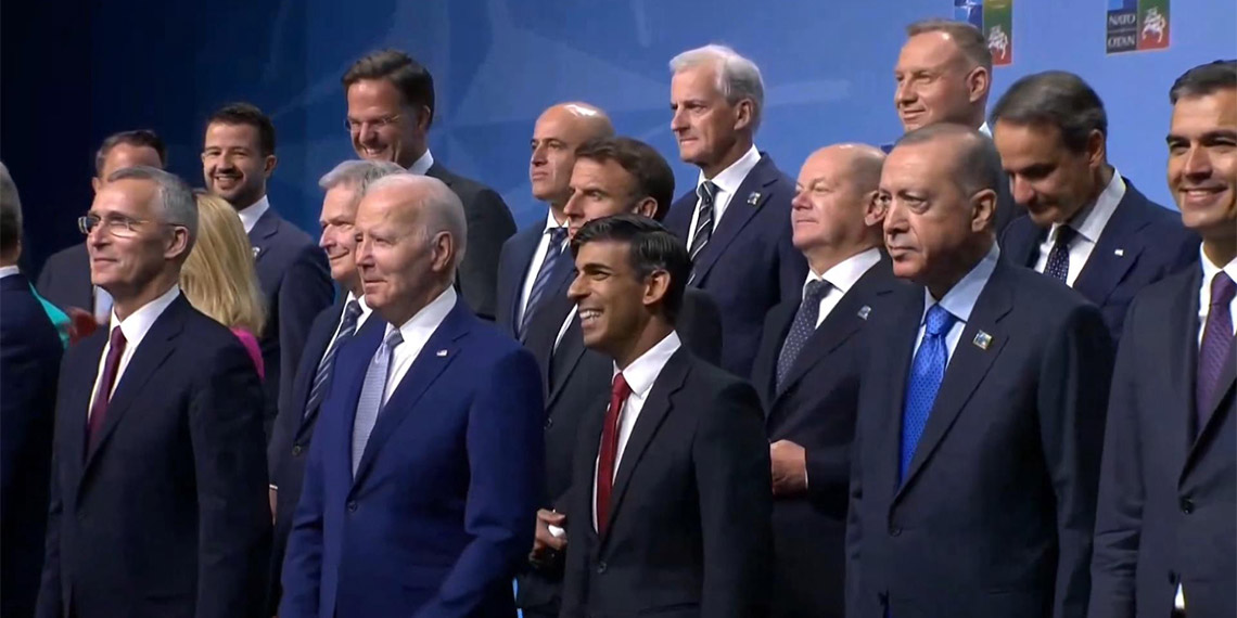 NATO Zirvesi'nde aile fotoğrafı çekildi