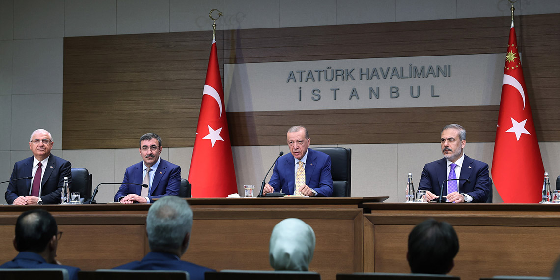 NATO Zirvesi için Litvanya'ya giden Cumhurbaşkanı Erdoğan havalimanında açıklamalarda bulundu. Cumhurbaşkanı Erdoğan, "50 yılı aşkın zamandır AB kapısında bekletilen Türkiye var. Türkiye'yi bekleten bu ülkelere buradan sesleniyorum. Türkiye'nin AB'de önünü açın. Finlandiya'nın önünü nasıl açtıysak İsveç'in de önünü açalım" dedi.